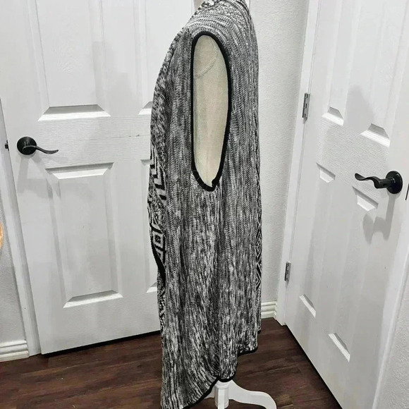 Absolutely Famous plus size, sleeveless, open front, open knit, sweater - Picture 7 of 11